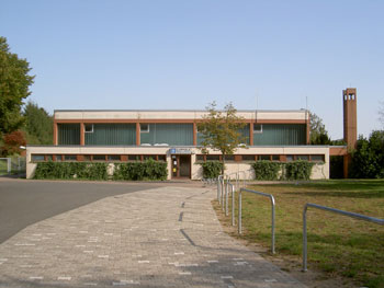 Glanhalle mit Vorplatz